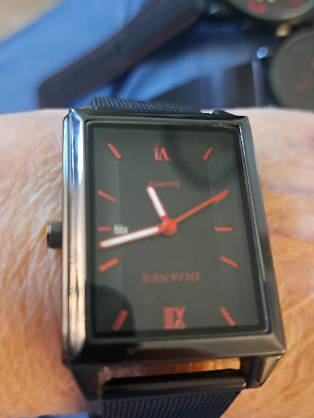 N/A quartz wristwatch